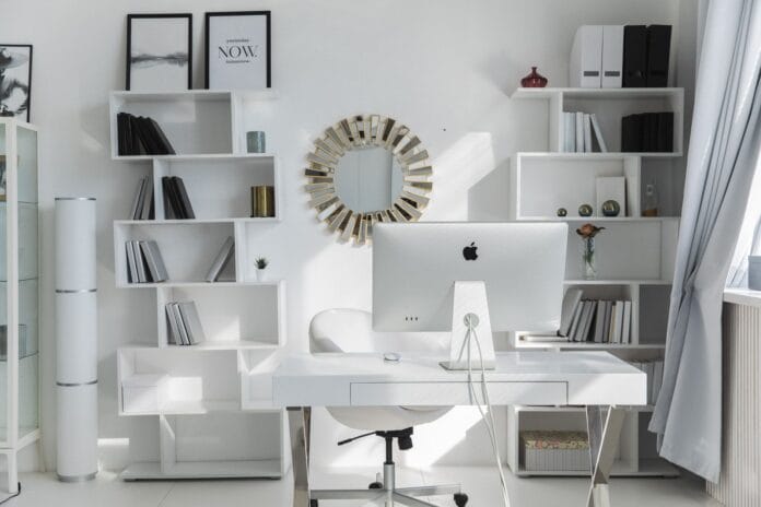 Jasne minimalistyczne domowe biuro z białym biurkiem i komputerem iMac Jasne minimalistyczne domowe biuro z białym biurkiem i komputerem iMac