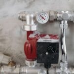 Manometr i stalowe rury instalacji grzewczej w zbliżeniu
