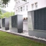 Rząd pomp ciepła przy ścianie budynku na zewnątrz