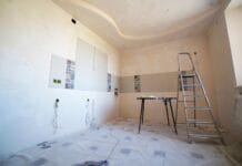 Kiedy warto wynająć ekipę remontową, a kiedy lepiej działać samodzielnie Wnętrze pokoju w trakcie remontu z farbami, płytkami i narzędziami