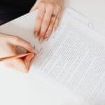 Praktyczny poradnik dla najemców, o co zadbać przed podpisaniem umowy wynajmu mieszkania