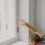 Serwis i regulacja okien przed zimą – objawy nieszczelności i cennik usług serwisowych